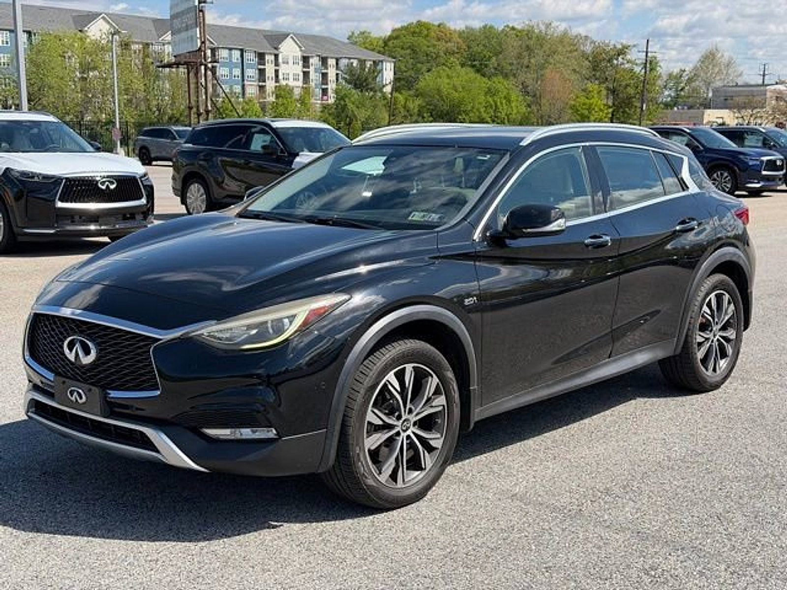 Used 2018 INFINITI QX30 Premium w/ Navigation Package AWD/4WD image 3