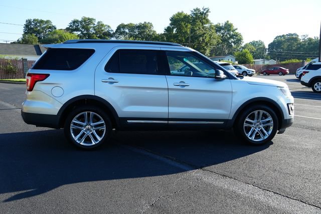 Used 2017 Ford Explorer XLT w/ Equipment Group 202A FWD image 10
