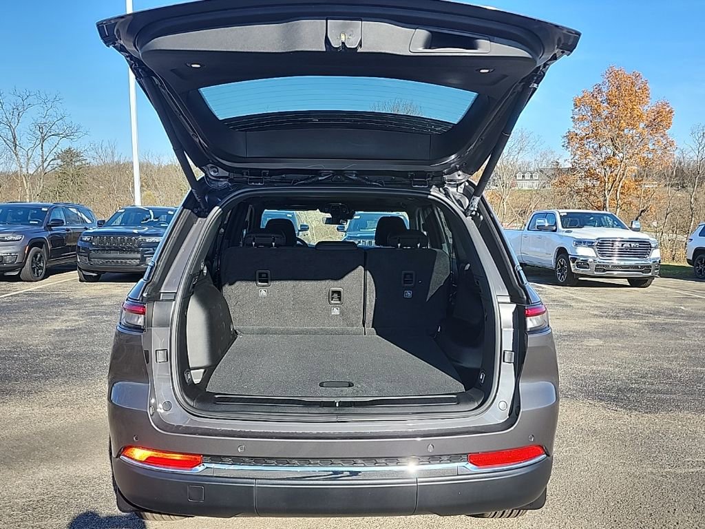 New 2025 Jeep Grand Cherokee Laredo X w/ Luxury Tech Group I AWD/4WD image 15