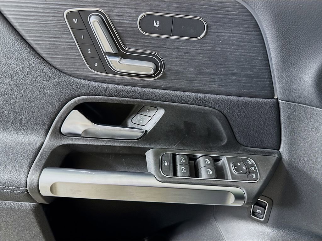 Used 2026 Mercedes-Benz GLB 250 4MATIC image 17