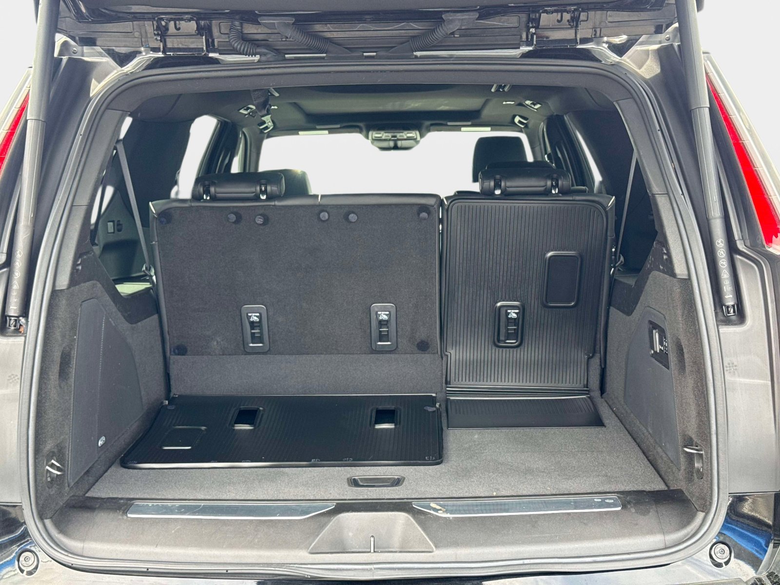 Used 2024 Cadillac Escalade ESV Premium Luxury w/ Performance Package image 14