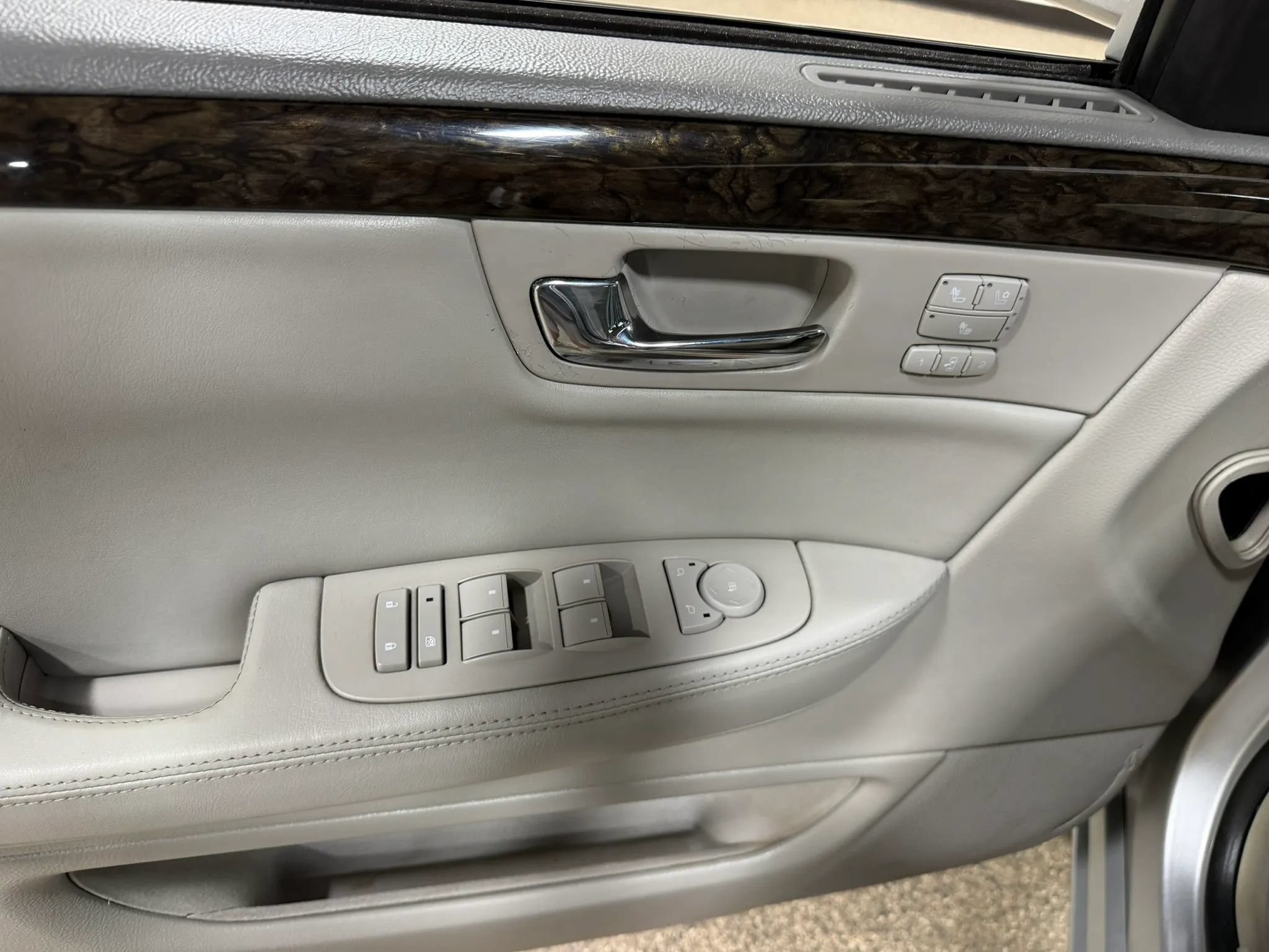 Used 2009 Cadillac DTS w/ Trunk Convenience Package FWD image 42