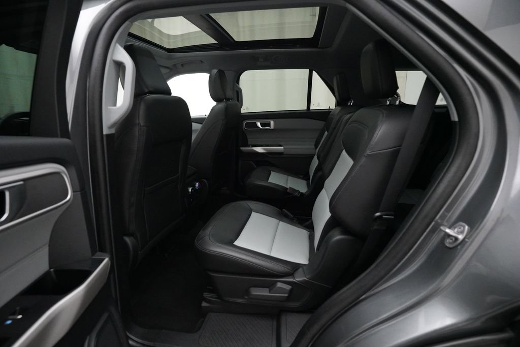 Used 2023 Ford Explorer XLT w/ Equipment Group 202A AWD/4WD image 16