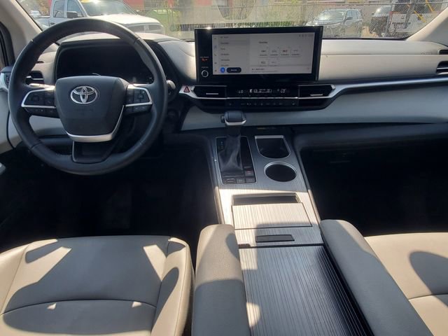 Used 2025 Toyota Sienna XLE FWD image 31