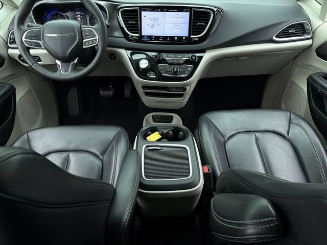 Used 2023 Chrysler Pacifica Touring-L FWD image 17