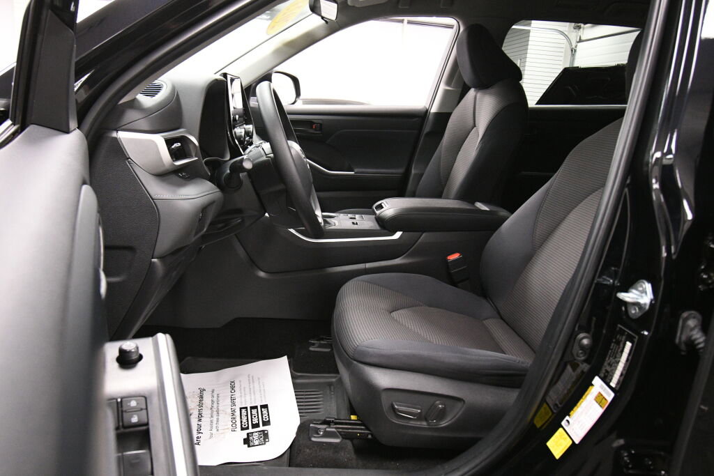 Certified 2023 Toyota Highlander L image 9