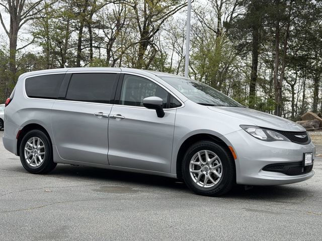 Used 2023 Chrysler Voyager LX image 3