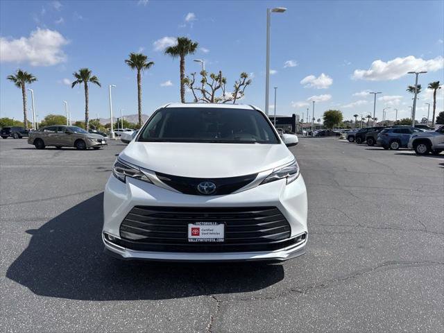 Certified 2023 Toyota Sienna Platinum FWD image 3