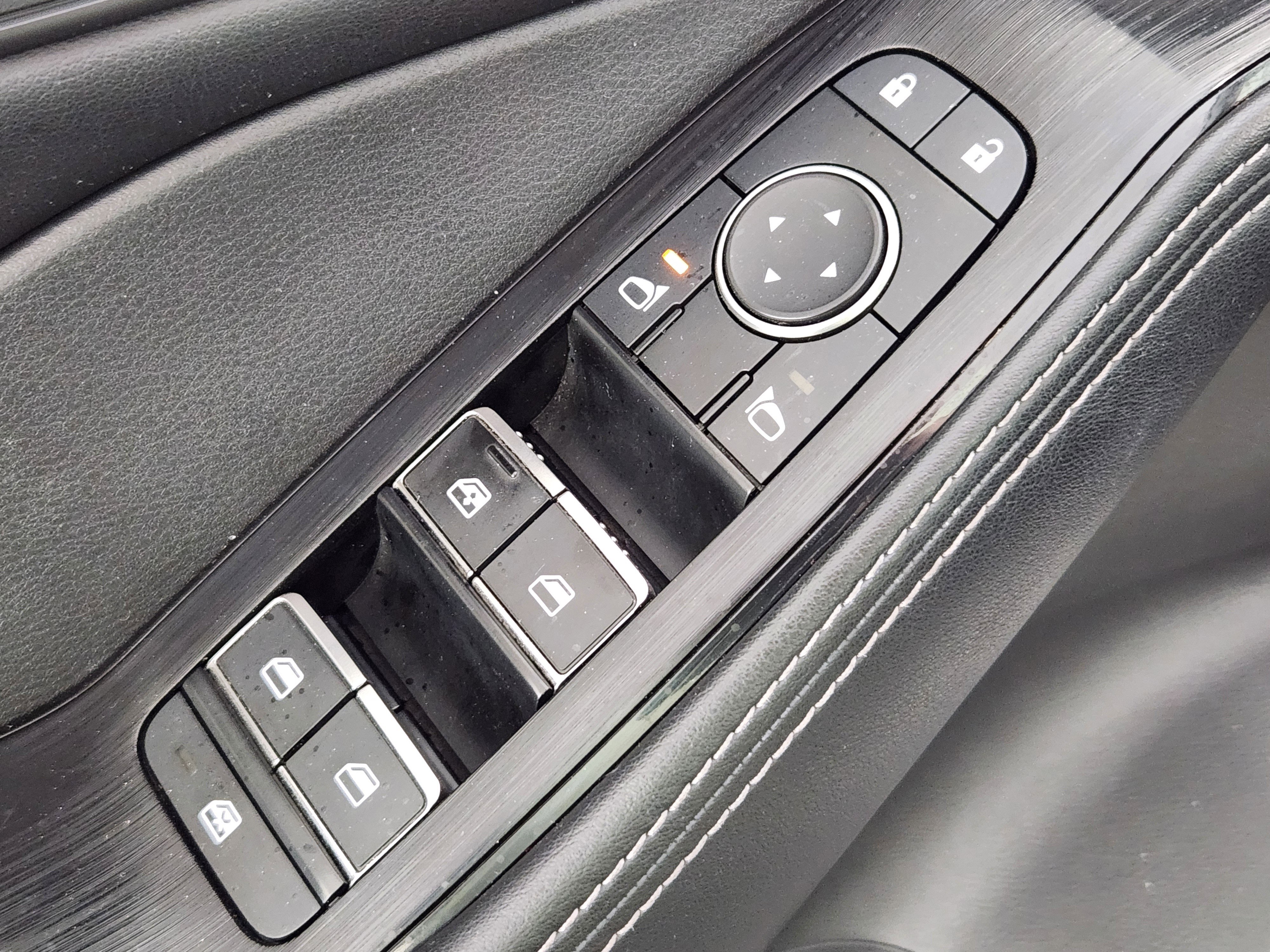 Used 2023 Nissan Rogue SL w/ SL Premium Package image 17