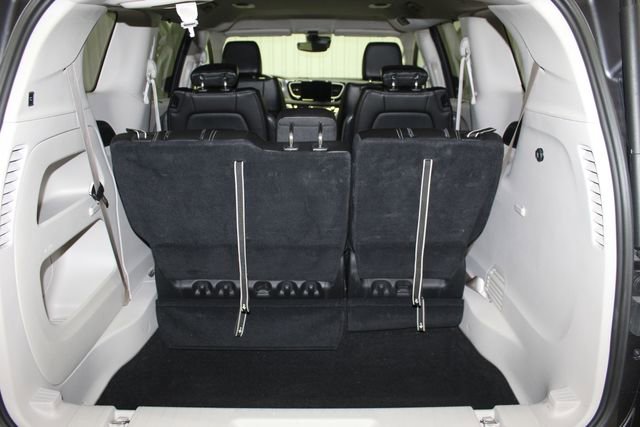 Used 2023 Chrysler Pacifica Touring-L FWD image 7