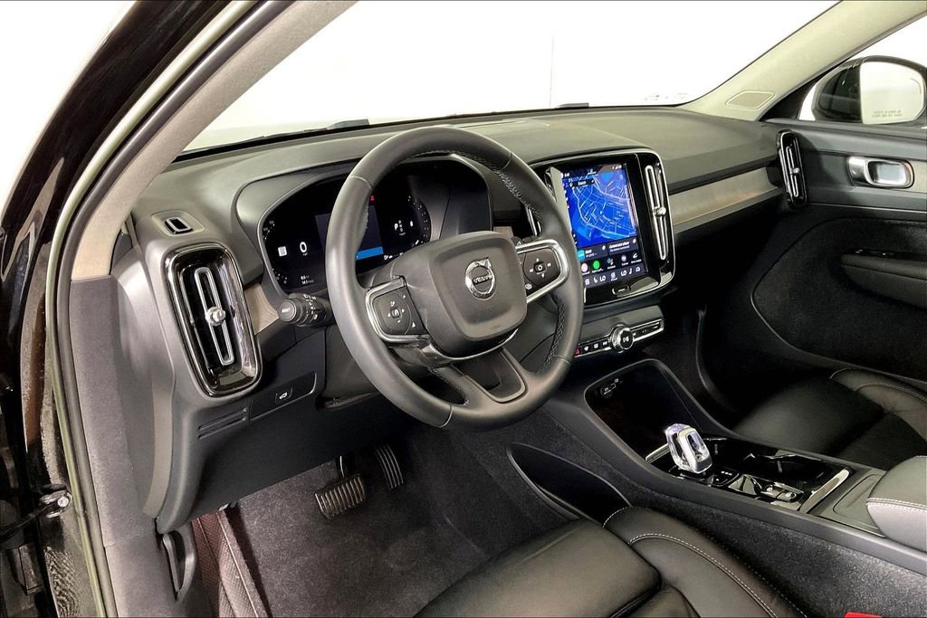 Used 2023 Volvo XC40 B5 Plus AWD/4WD image 14