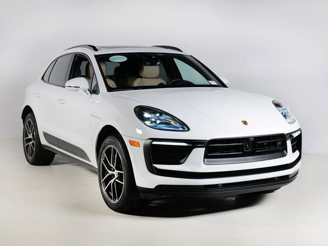 Certified 2025 Porsche Macan image 7