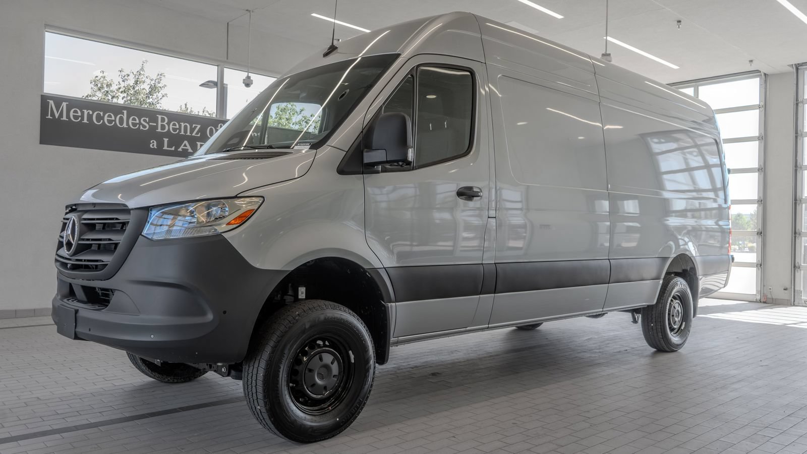 Used 2025 Mercedes-Benz Sprinter 2500 image 3