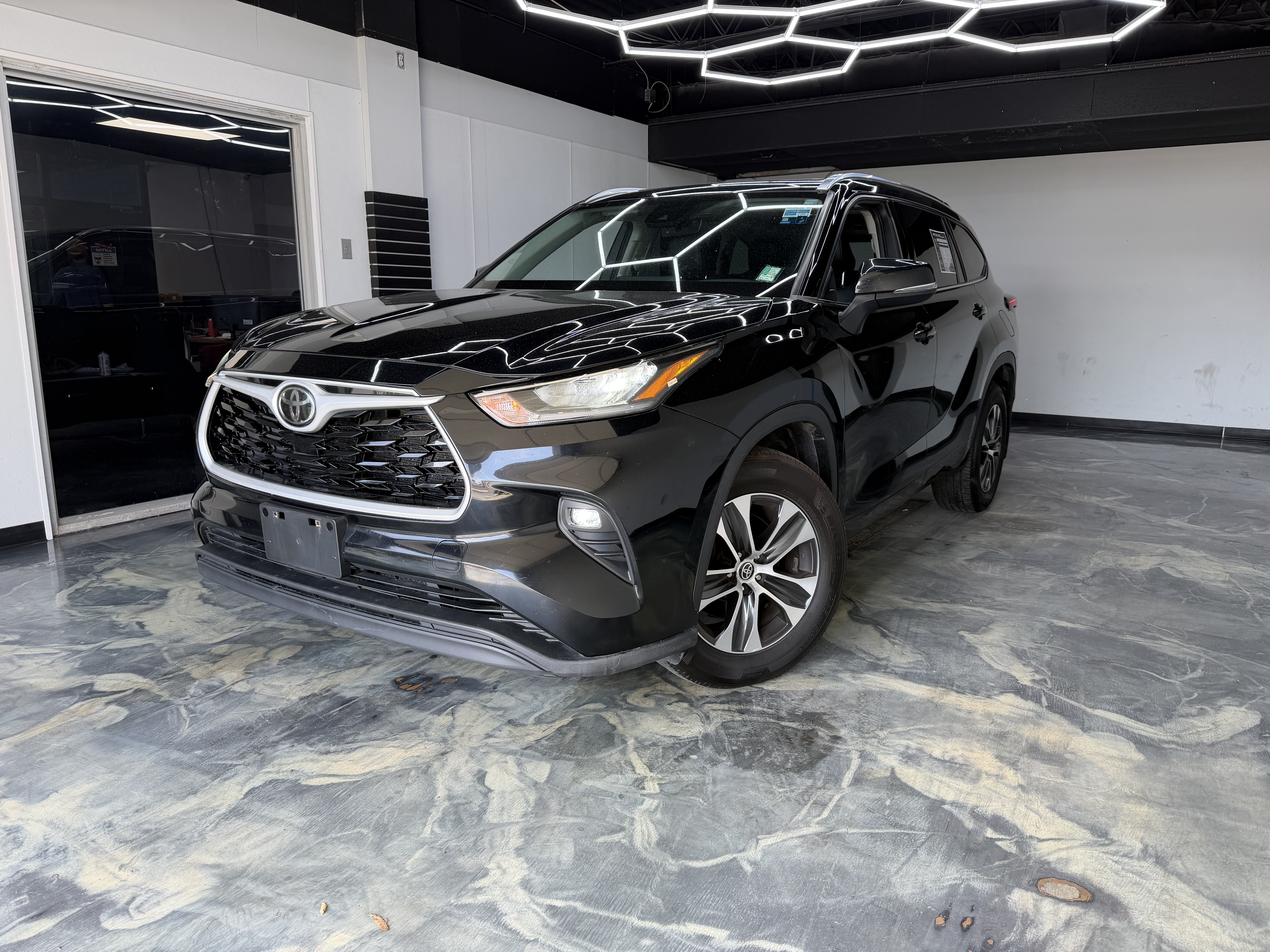 Used 2020 Toyota Highlander XLE AWD/4WD video 1