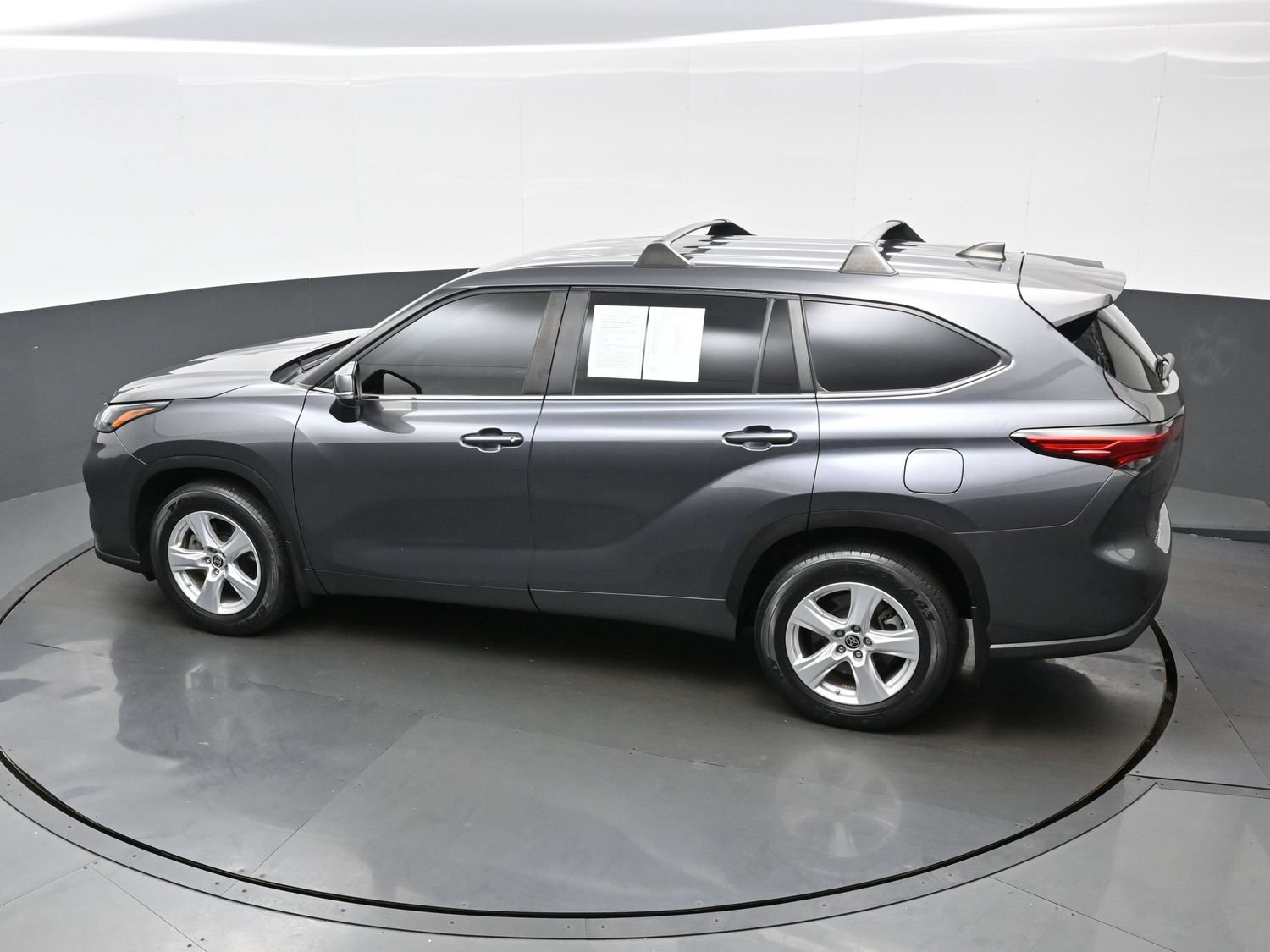 Used 2023 Toyota Highlander LE AWD/4WD image 37