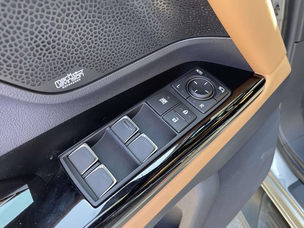 Used 2024 Lexus LX 600 4WD w/ Luxury Package image 13