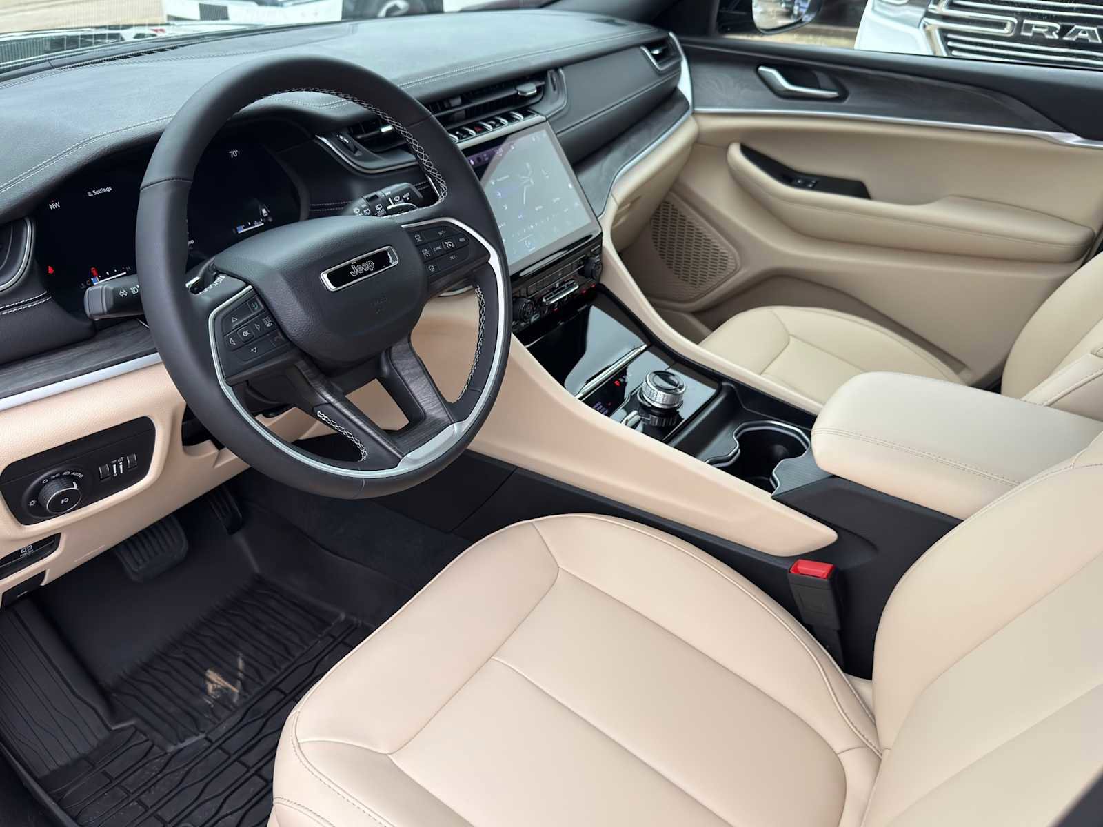 Used 2024 Jeep Grand Cherokee Limited AWD/4WD image 8