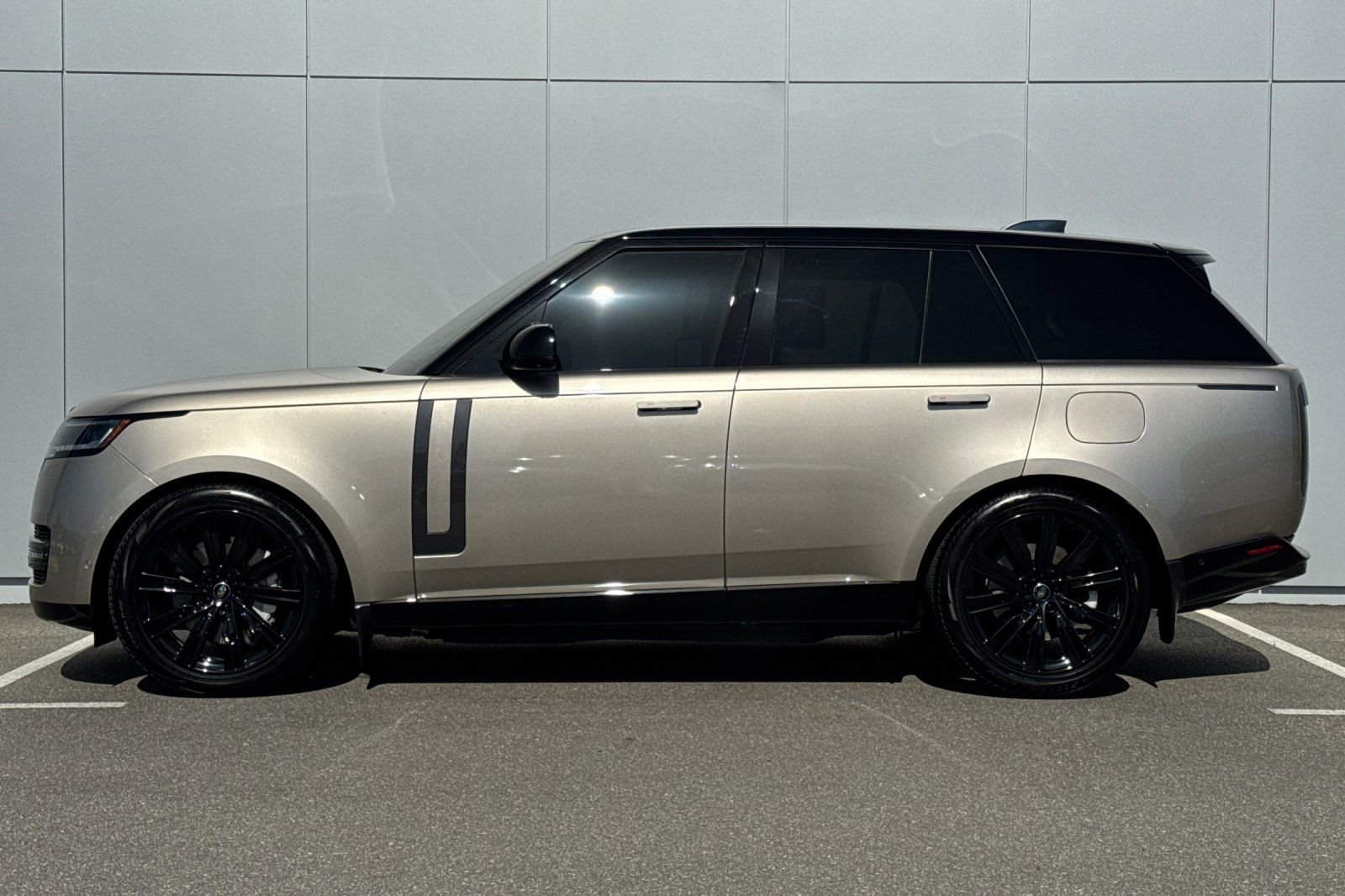 Certified 2025 Land Rover Range Rover SE AWD/4WD image 2