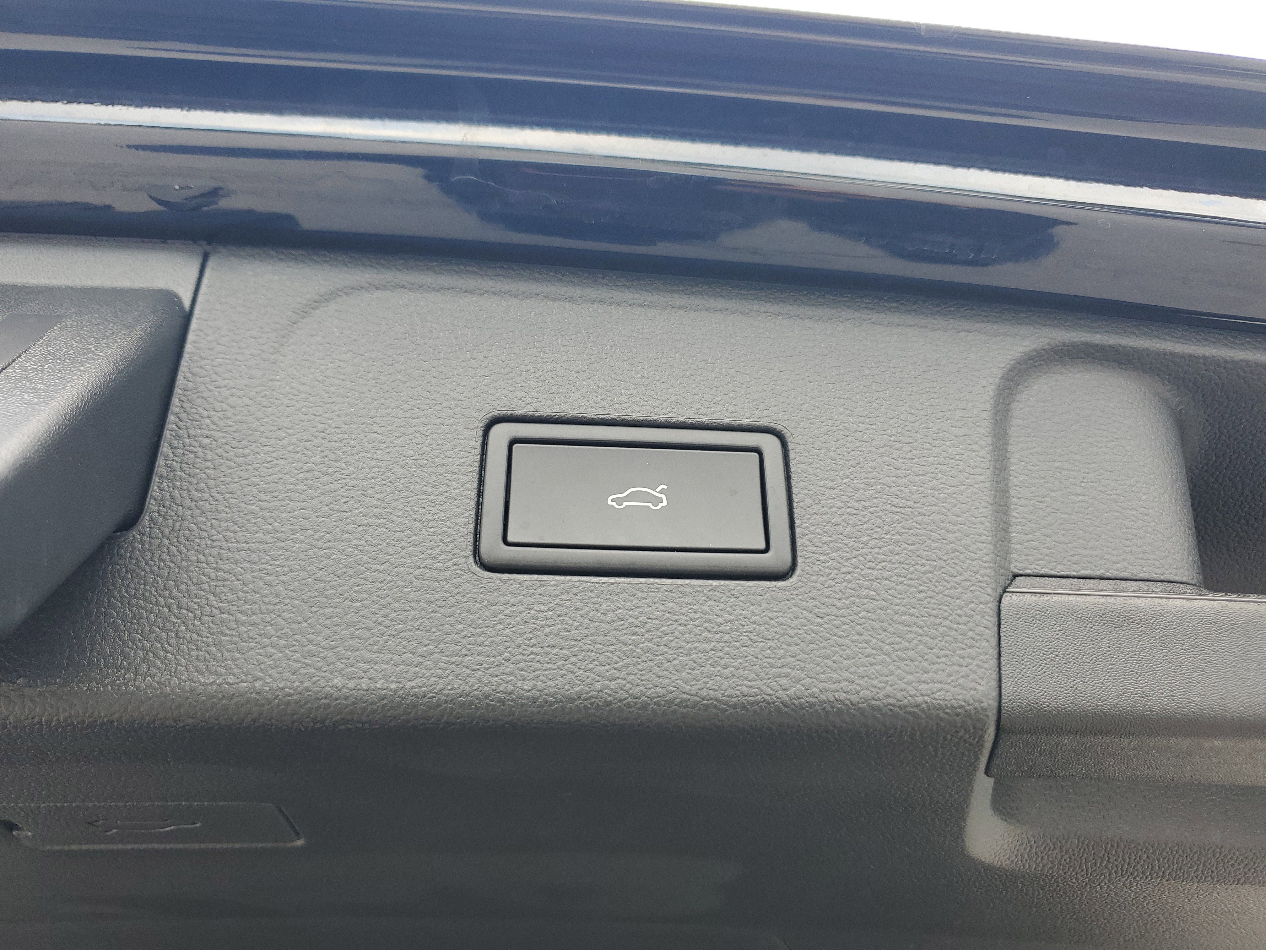 Used 2025 Volkswagen Atlas SEL Premium R-Line image 17