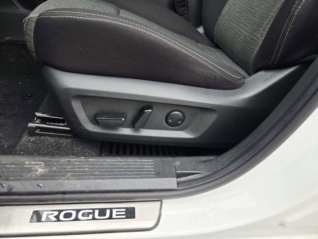 Used 2023 Nissan Rogue SV image 34