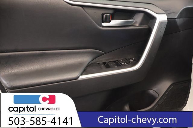 Used 2020 Toyota RAV4 XLE w/ Carpet Mat Package AWD/4WD image 10