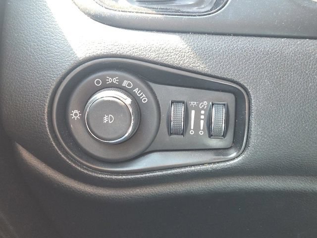 Used 2020 Jeep Renegade Altitude w/ UConnect 8.4 Nav Group FWD image 23