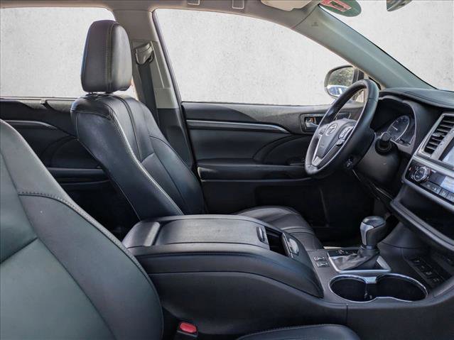 Used 2017 Toyota Highlander SE image 24