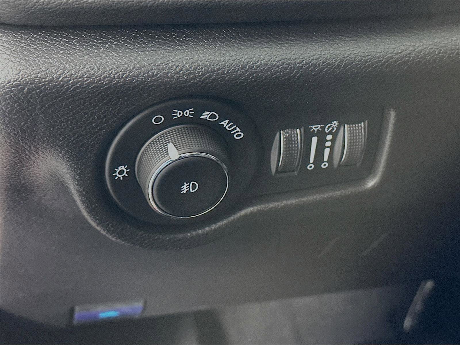 Used 2025 Chrysler Pacifica Select image 10