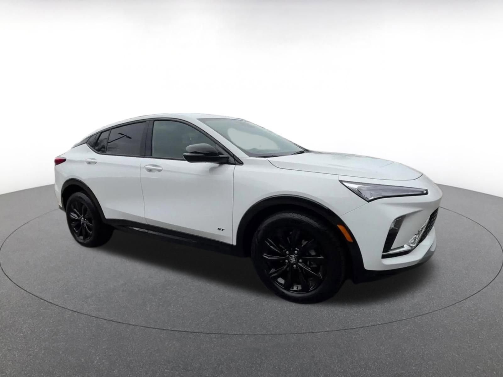 Used 2025 Buick Envista Sport Touring image 2