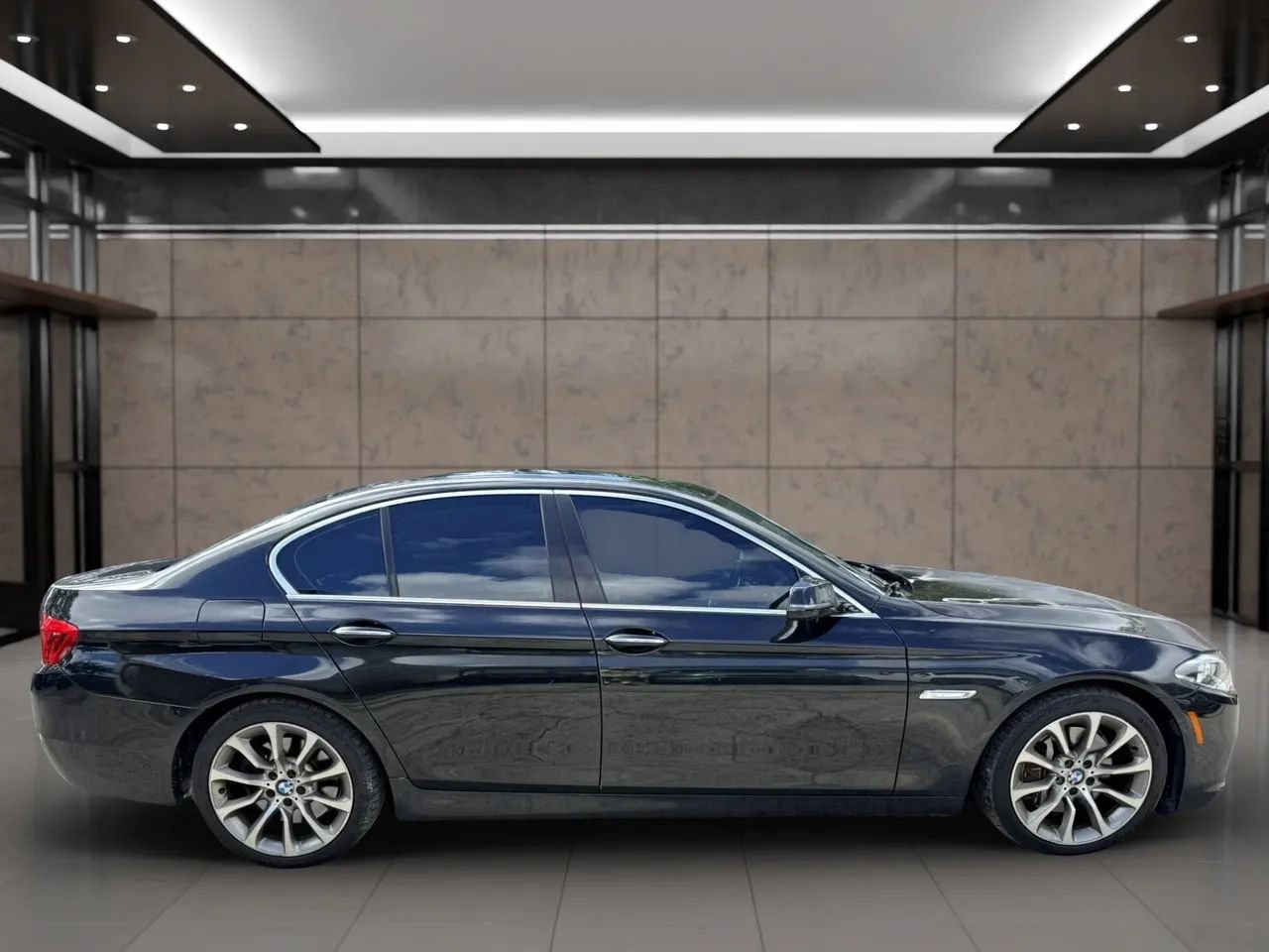 Used 2015 BMW 550i xDrive Sedan w/ Technology Package AWD/4WD image 2
