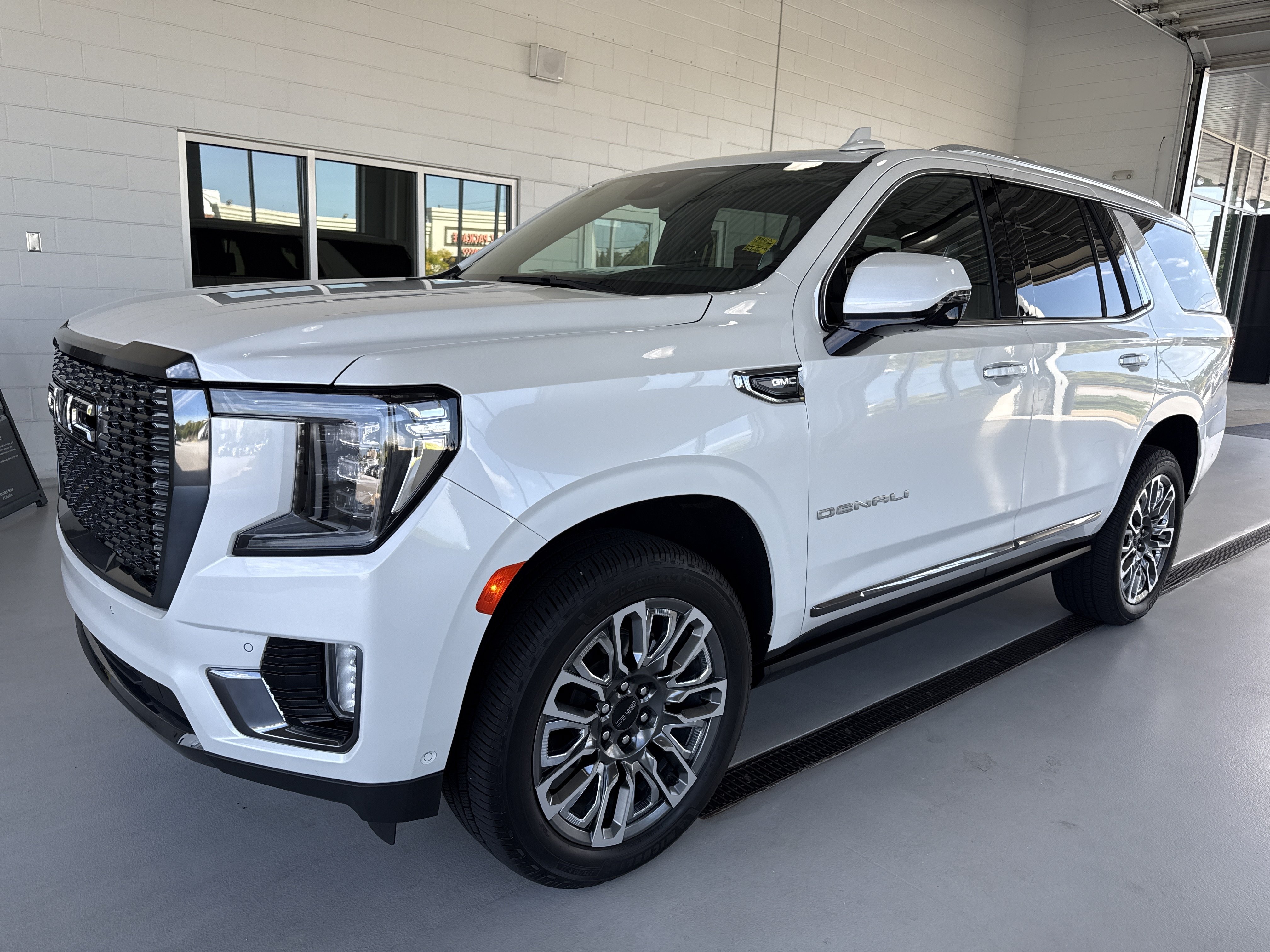 Used 2024 GMC Yukon Denali Ultimate AWD/4WD image 6