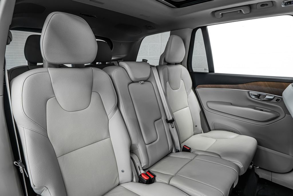 Used 2022 Volvo XC90 T6 Momentum w/ Advanced Package image 23