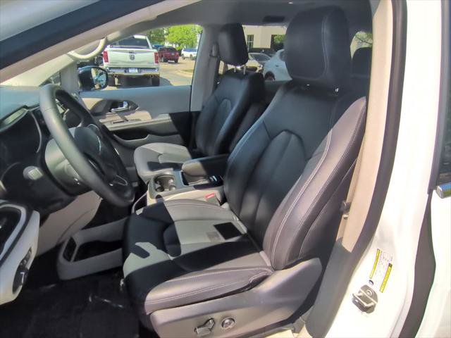 Certified 2024 Chrysler Pacifica Touring-L FWD image 11