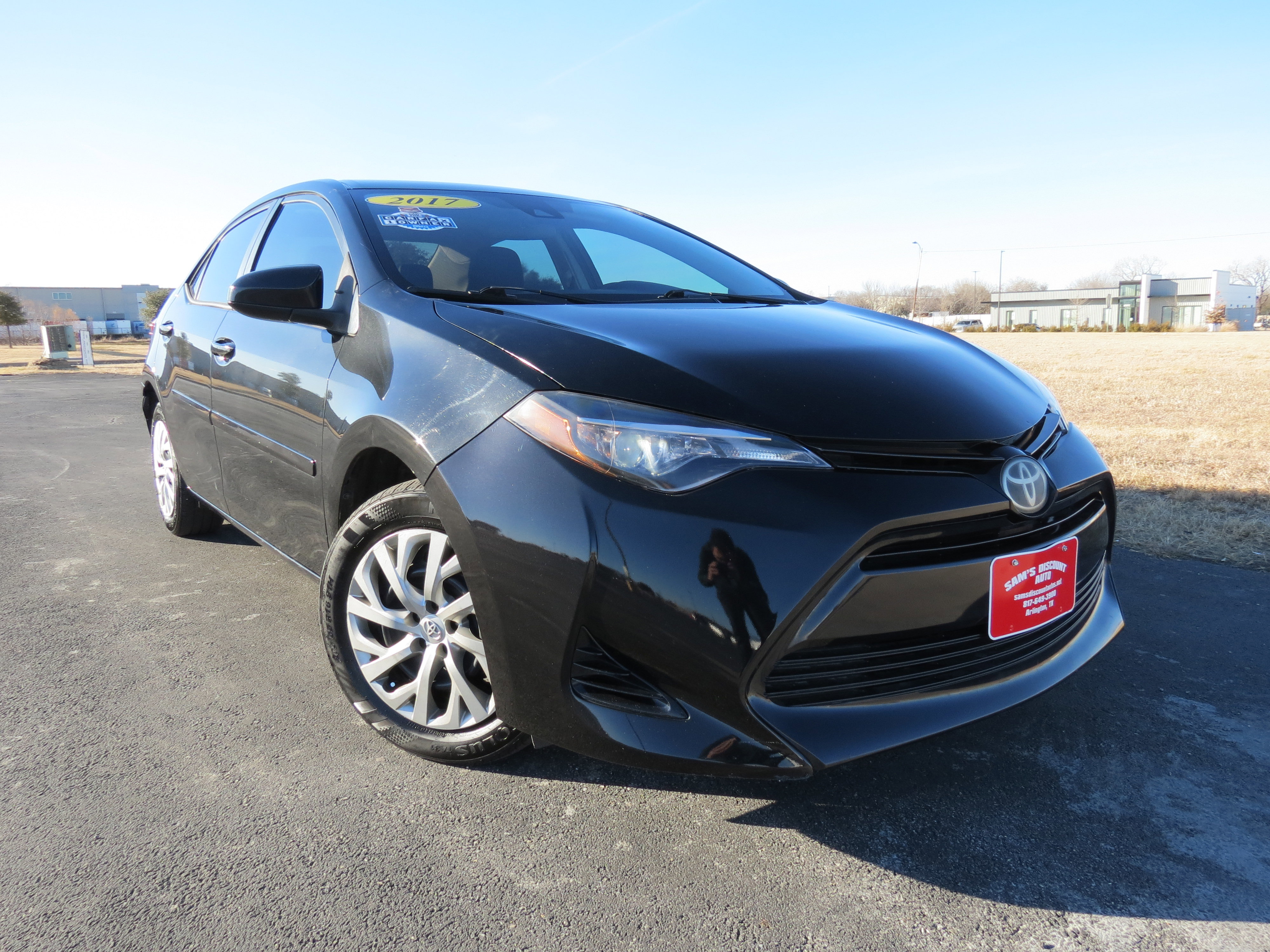 Used 2017 Toyota Corolla LE FWD image 2