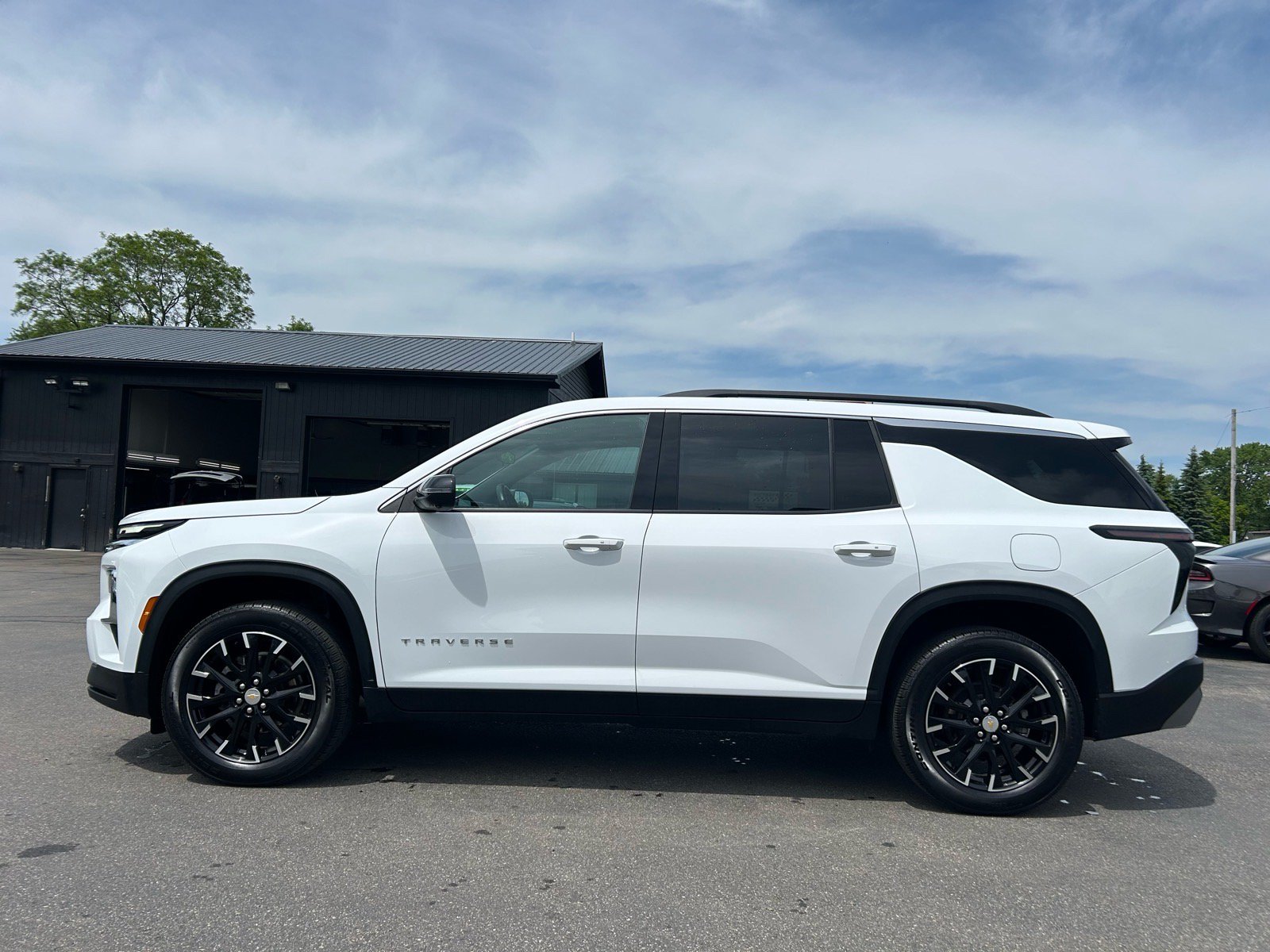 Used 2025 Chevrolet Traverse LT w/ Sun and Wheel Package AWD/4WD image 5