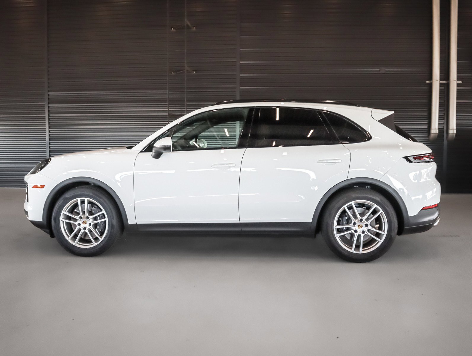 Used 2024 Porsche Cayenne AWD/4WD image 2