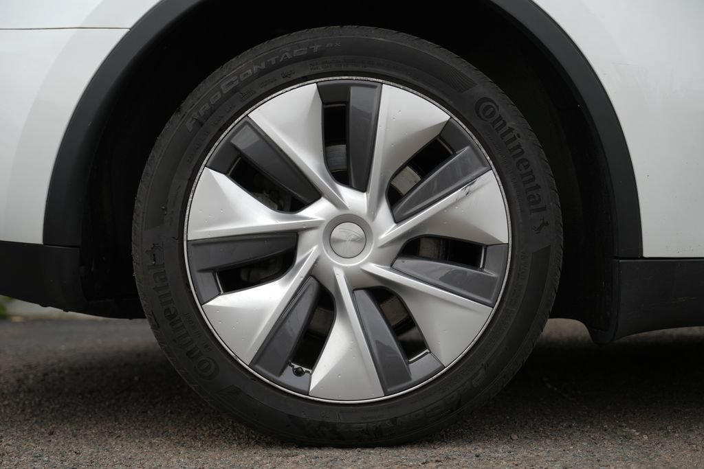 Used 2023 Tesla Model Y AWD image 9