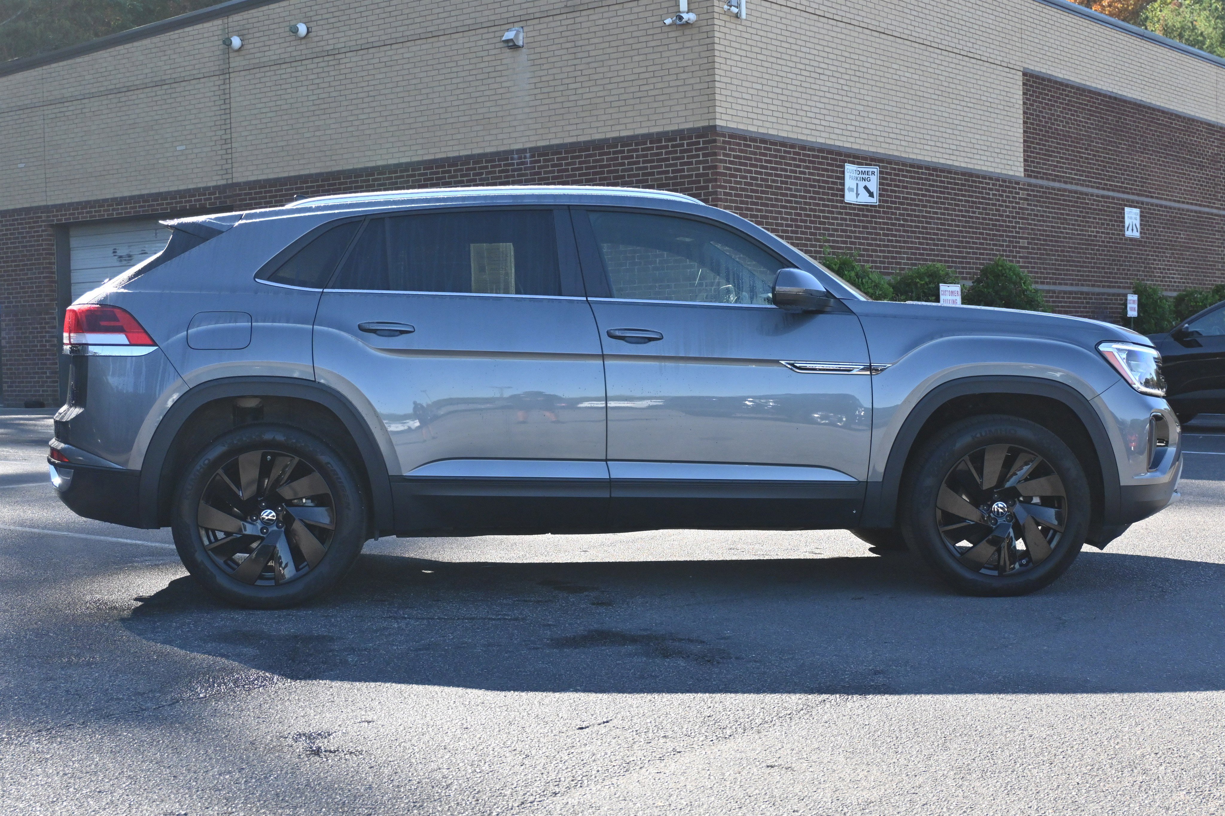 Used 2025 Volkswagen Atlas Cross Sport SE image 10