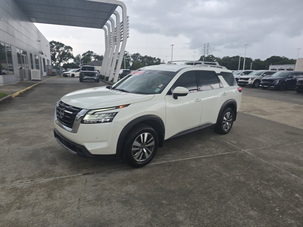 Used 2024 Nissan Pathfinder SL FWD image 2