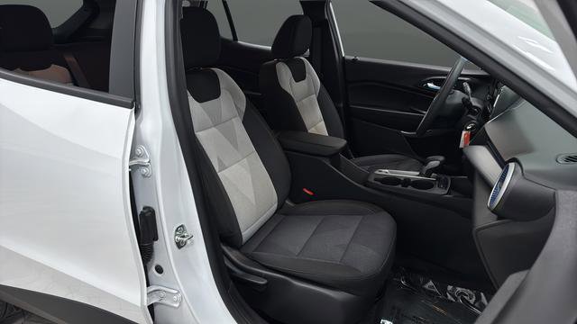 Used 2025 Chevrolet Trax LS w/ LS Convenience Package image 22