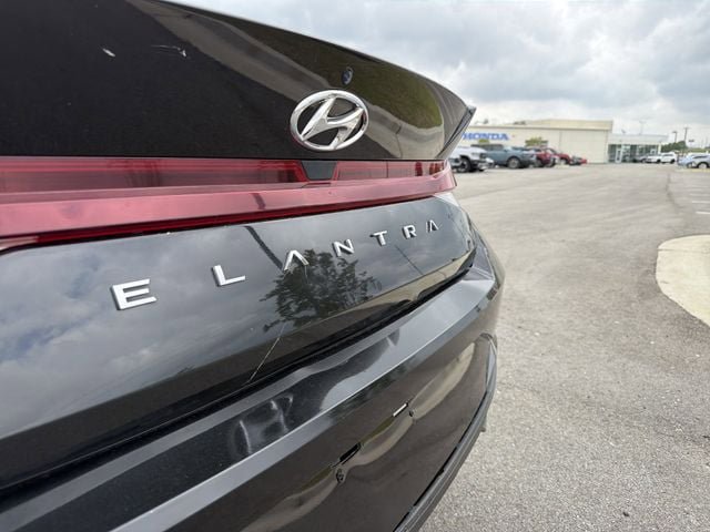 Used 2021 Hyundai Elantra SE FWD image 36