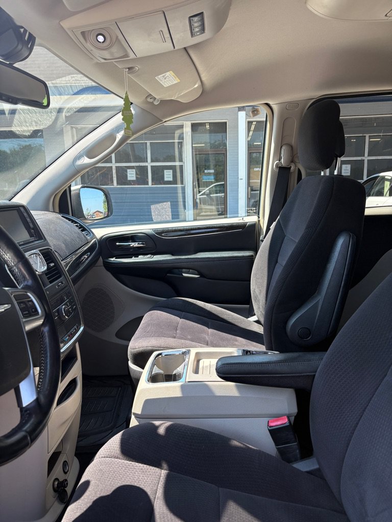 Used 2011 Chrysler Town & Country Touring FWD image 11