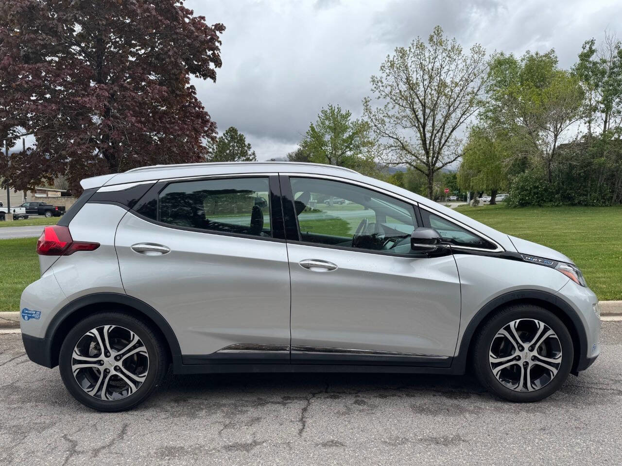 Used 2021 Chevrolet Bolt Premier w/ Infotainment Package FWD image 8