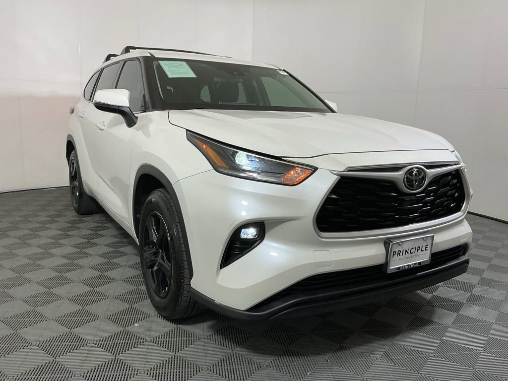 Used 2021 Toyota Highlander LE FWD image 4