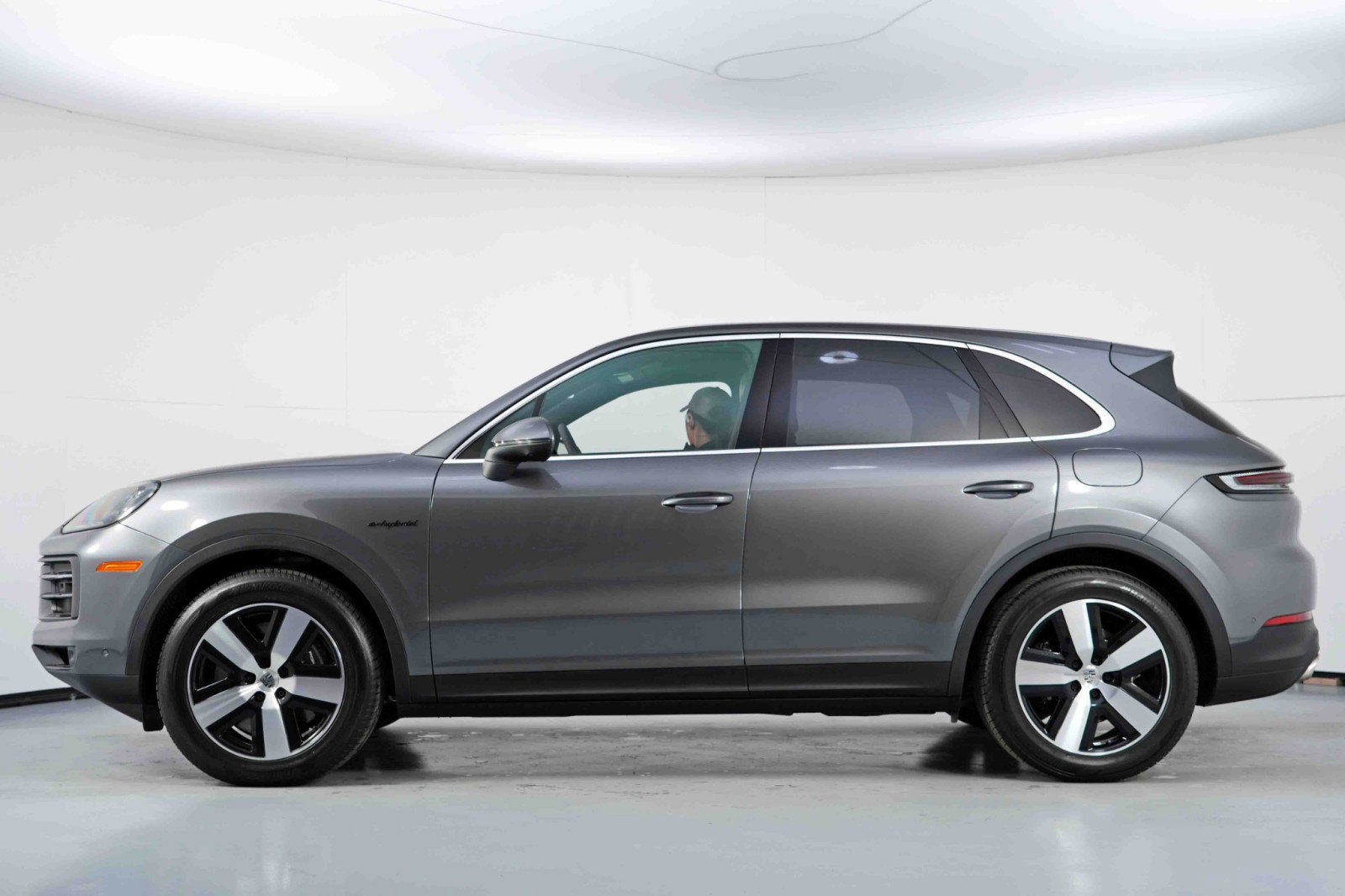 Used 2024 Porsche Cayenne w/ Technology Package image 9