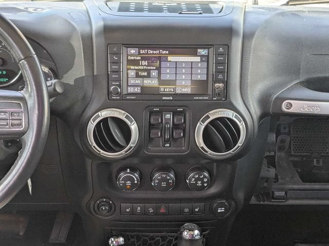 Used 2017 Jeep Wrangler Unlimited Rubicon w/ Connectivity Group AWD/4WD image 18