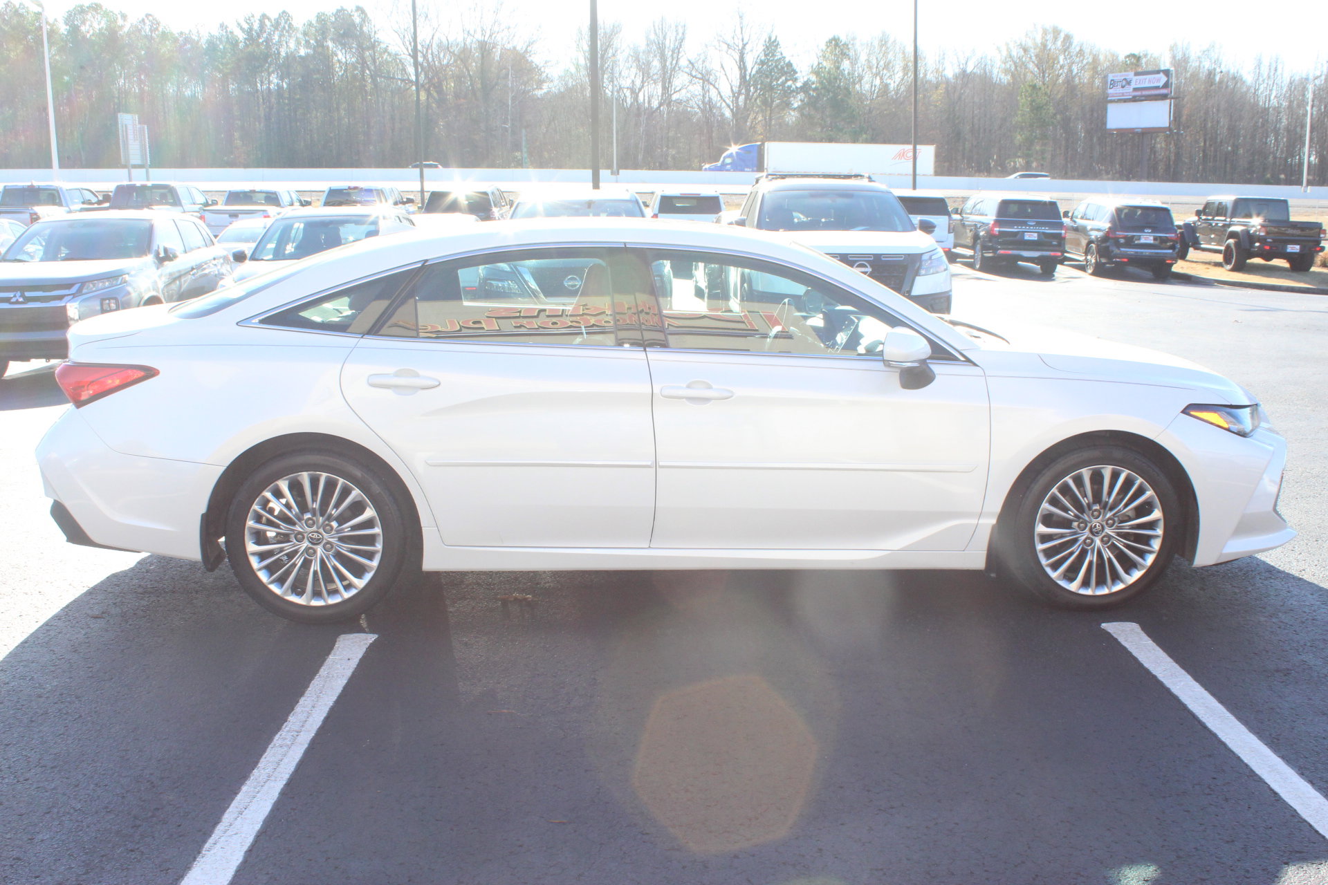 Used 2020 Toyota Avalon Limited image 5