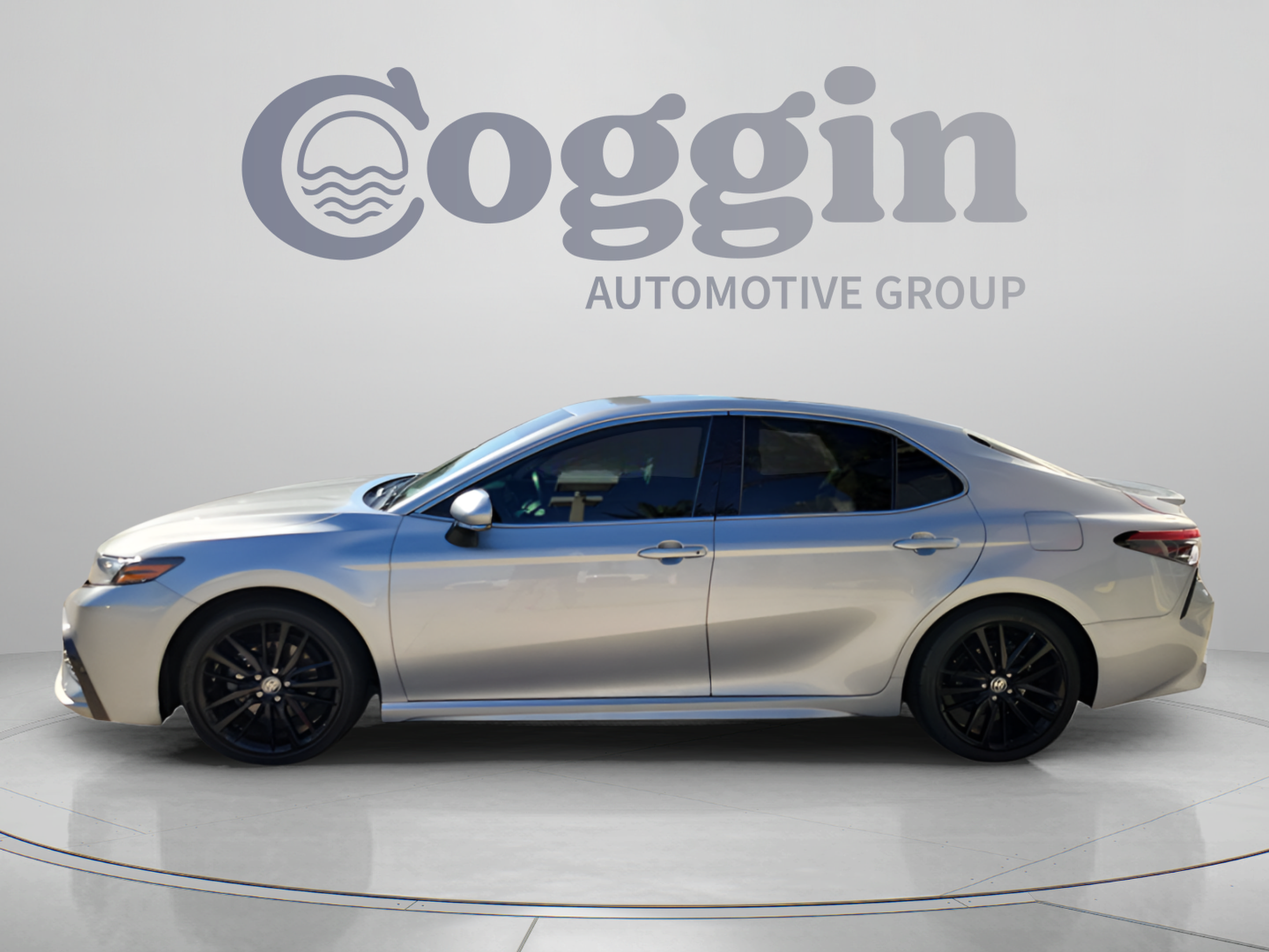 Used 2022 Toyota Camry XSE FWD image 2