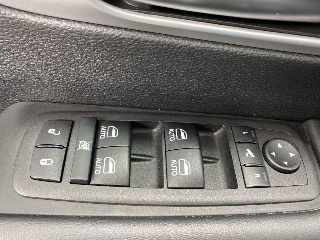 Used 2025 Chrysler Pacifica Limited image 41