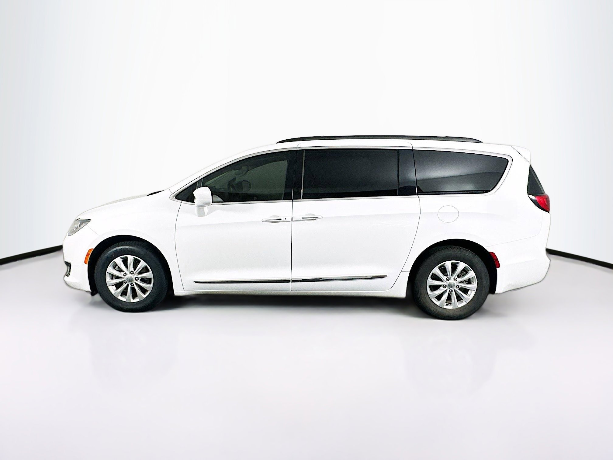 Used 2017 Chrysler Pacifica Touring-L image 4